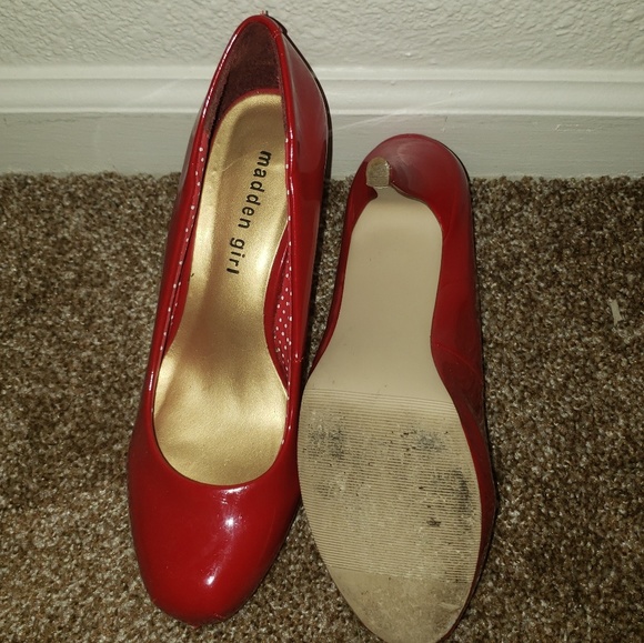 Red pumps - Picture 2 of 2